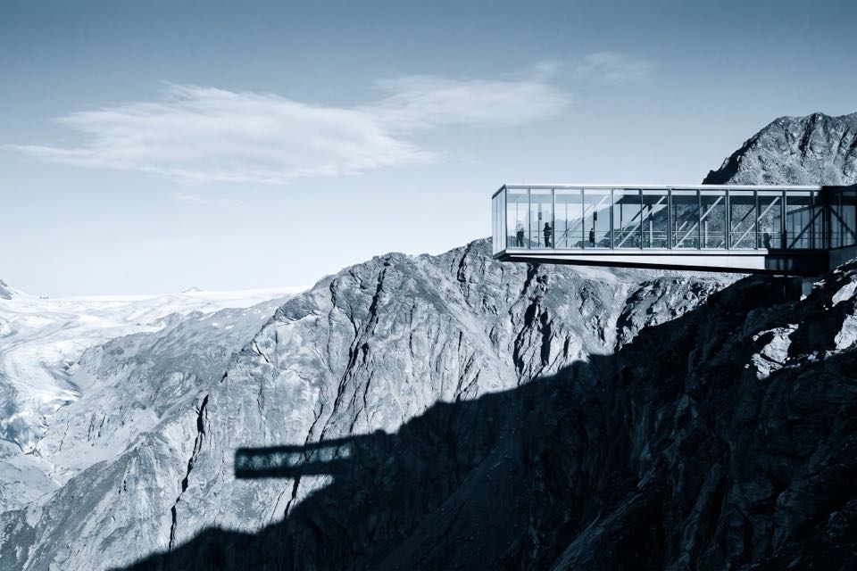 The gallery cantilever